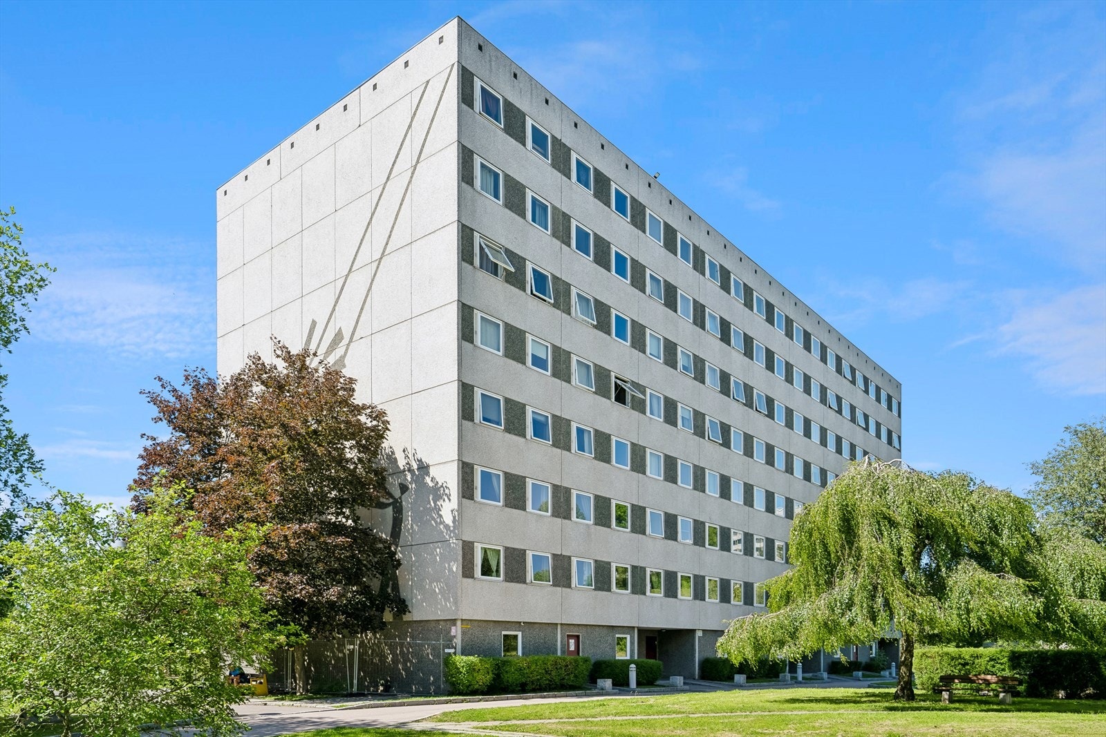 Haugenstua Borettslag består av 882 leiligheter fordelt på 42 oppganger i 10 blokker med 1, 3 og 4-roms leiligheter. Borettslaget ligger mellom 2 gater, Ole Brumms vei 2-44 og Garver Ytteborgs vei 101-139. Galleribilde