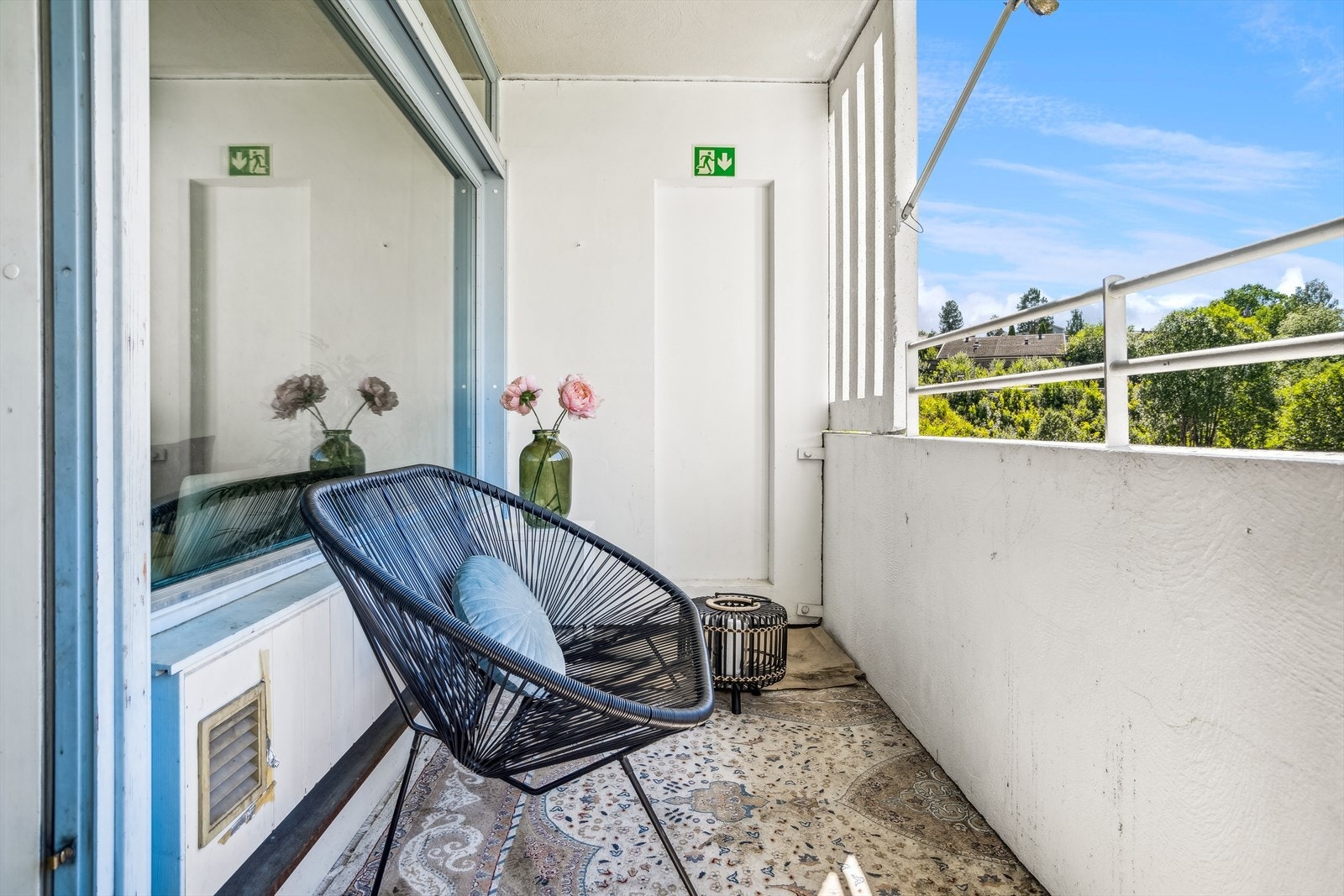 Fra stuen har man utgang til en balkong på ca. 7m² som byr på gode solforhold. Galleribilde