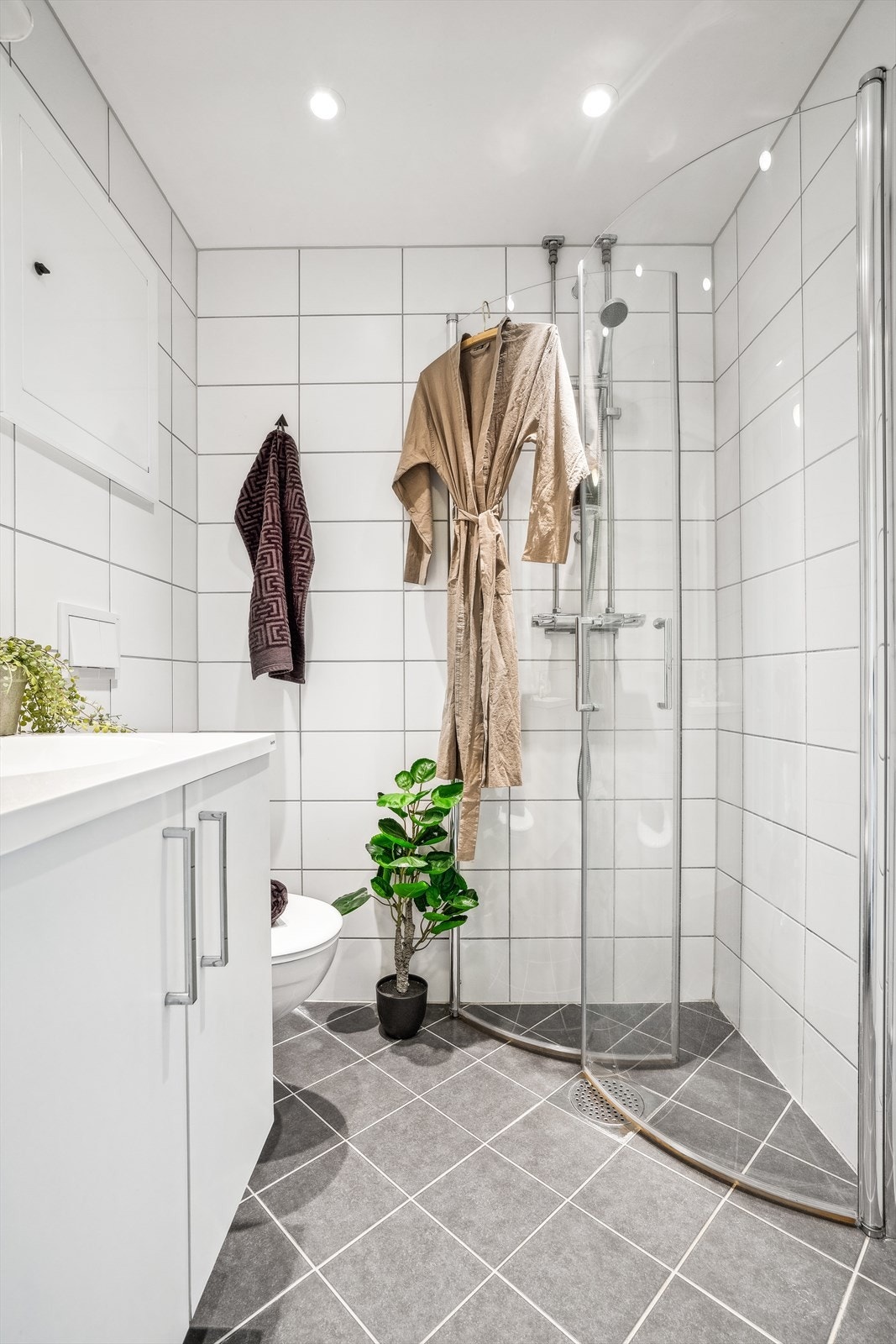 Pent og flislagt baderom pusset opp i regi av borettslaget i 2019. Det er elektriske varmekabler i gulv og mekanisk ventilasjon som er felles i blokken. Badet har opplegg for vaskemaskin. Galleribilde