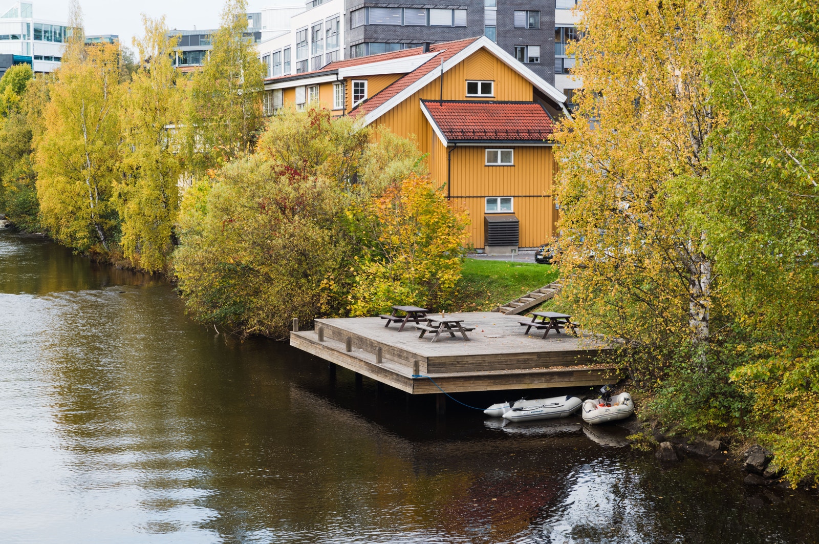 Kontorbygget ligger idyllisk til langs Lysakerelva Galleribilde