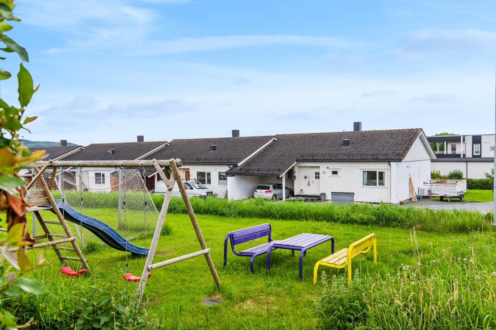 Fra boligen har man umiddelbar nærhet til lekeplass. Galleribilde