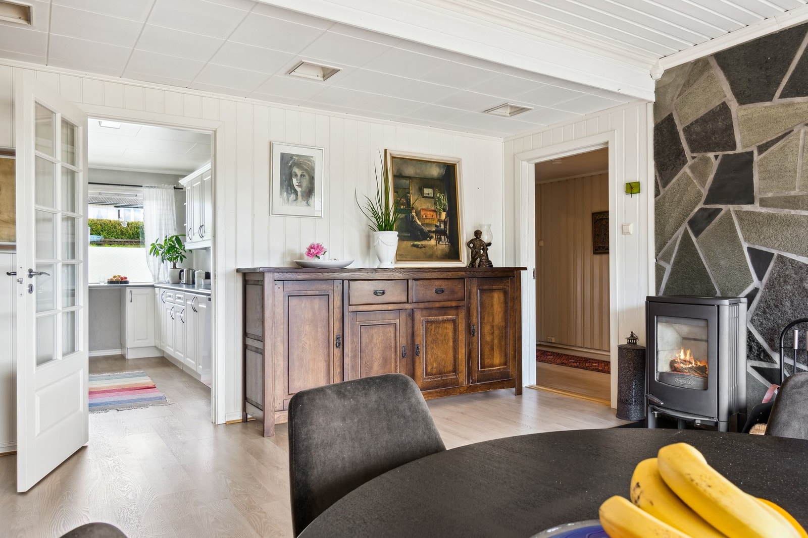 Fra kjøkkenet kommer man direkte inn i stuen. Galleribilde
