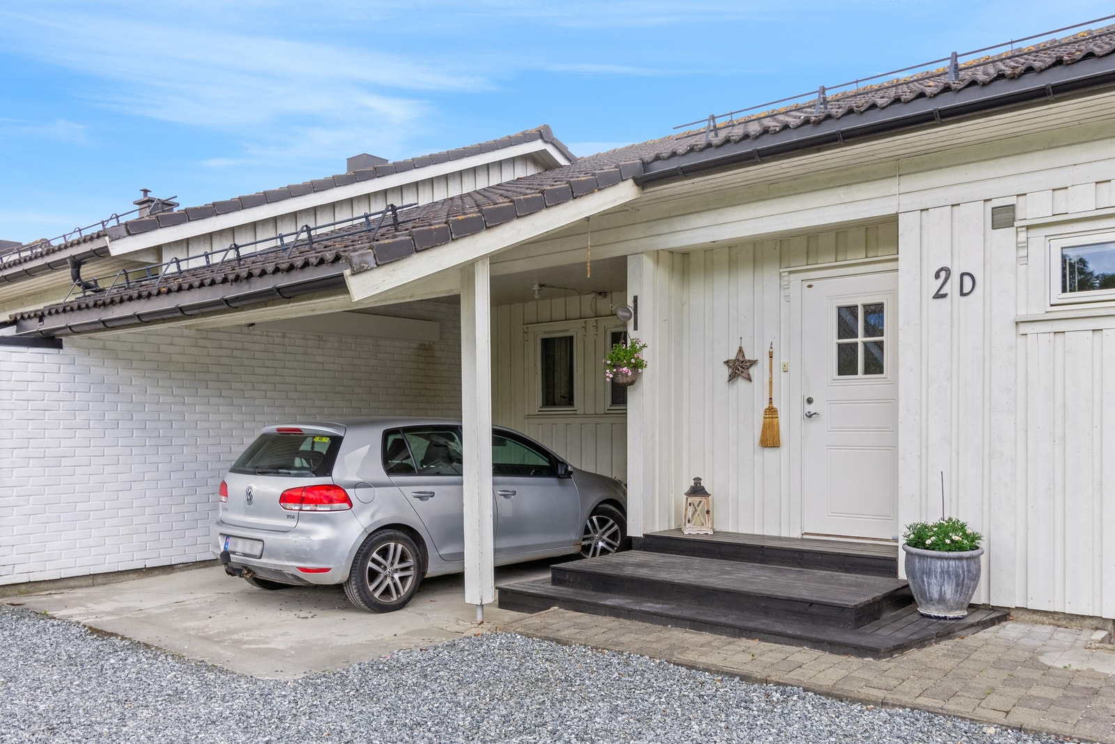 Parkering i carport og ellers rikelig med parkeringsplass på gårdsplass. Galleribilde