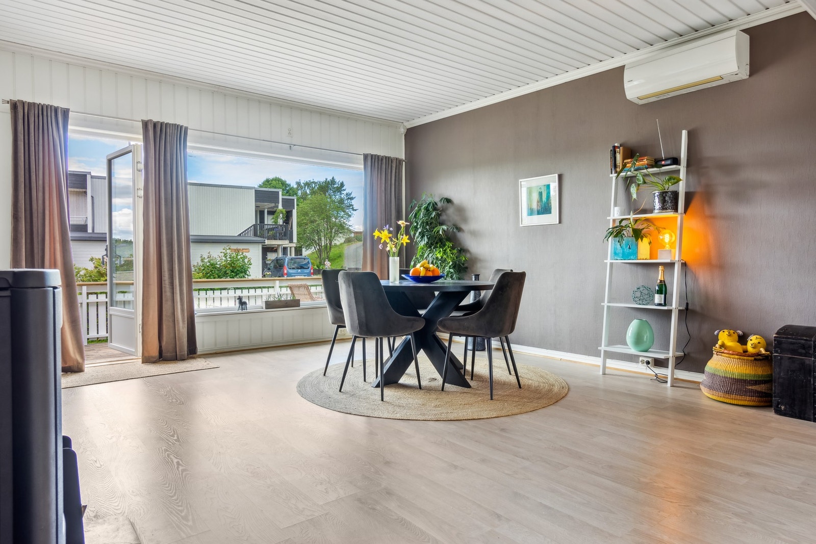 Stuen er lys og innbydende med store vindusflater som gir godt med naturlig lysinnslipp. Galleribilde