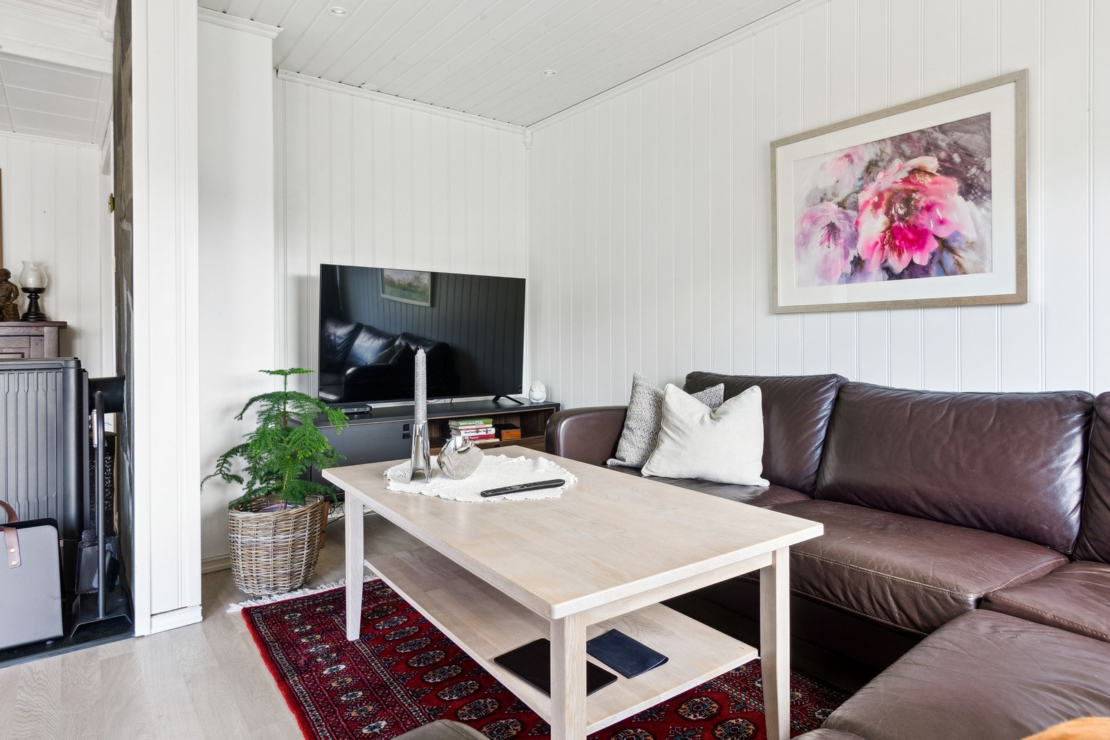 Stuen er romslig og har plass til flere soner. Galleribilde