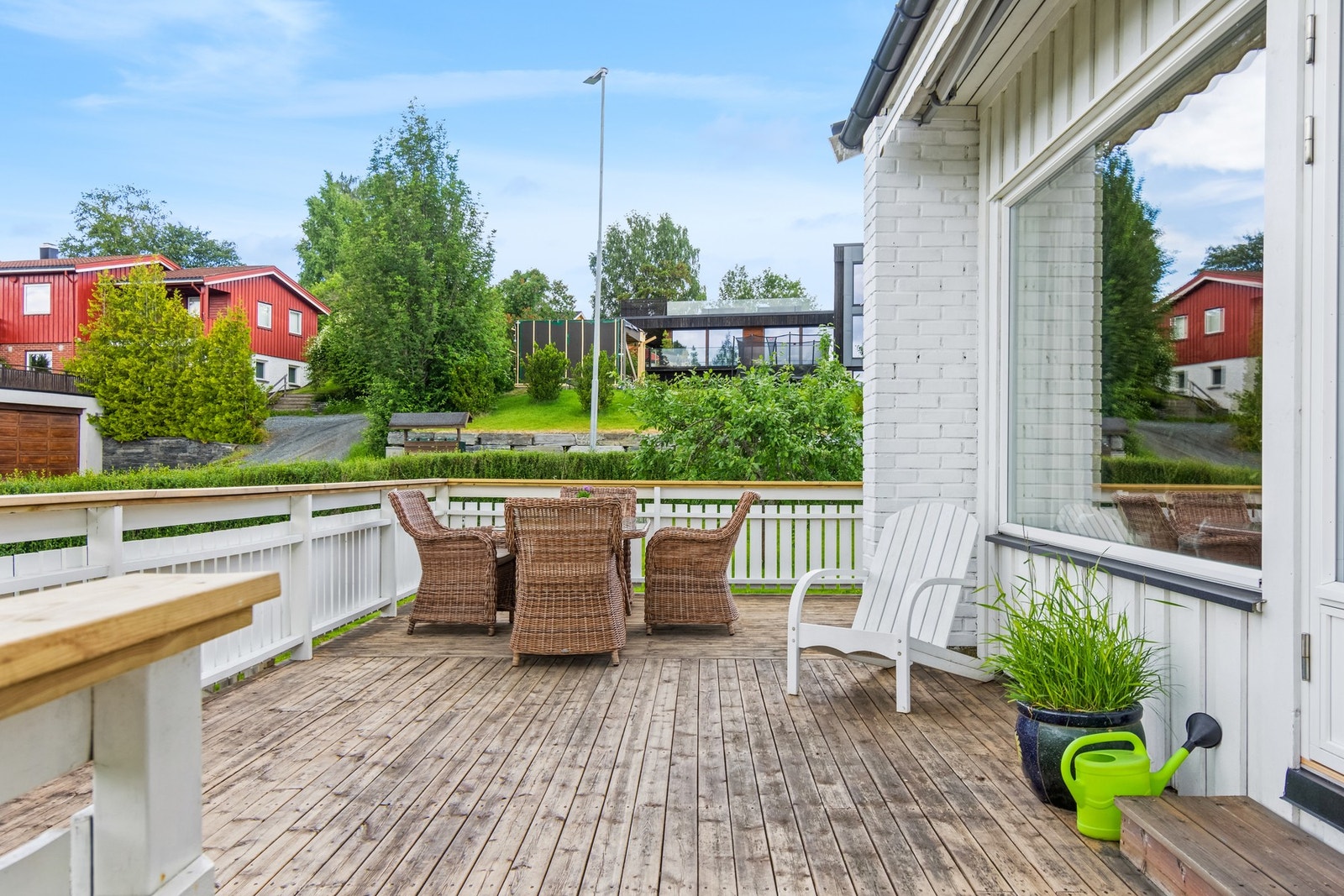 Fra stuen har man direkte adkomst til verandaen. Galleribilde
