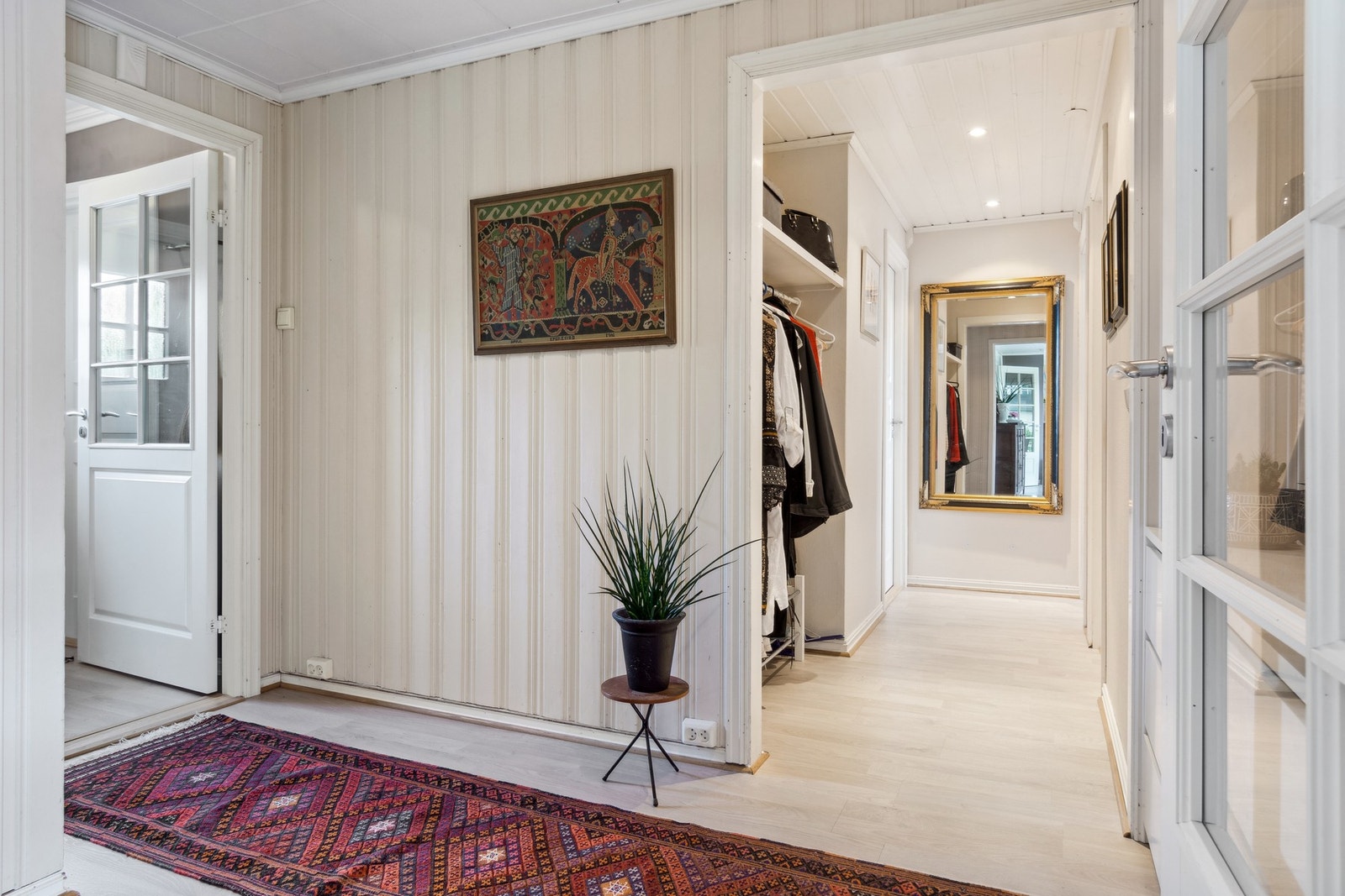 I gangen er det god plass til oppbevaring av klær og sko. Galleribilde