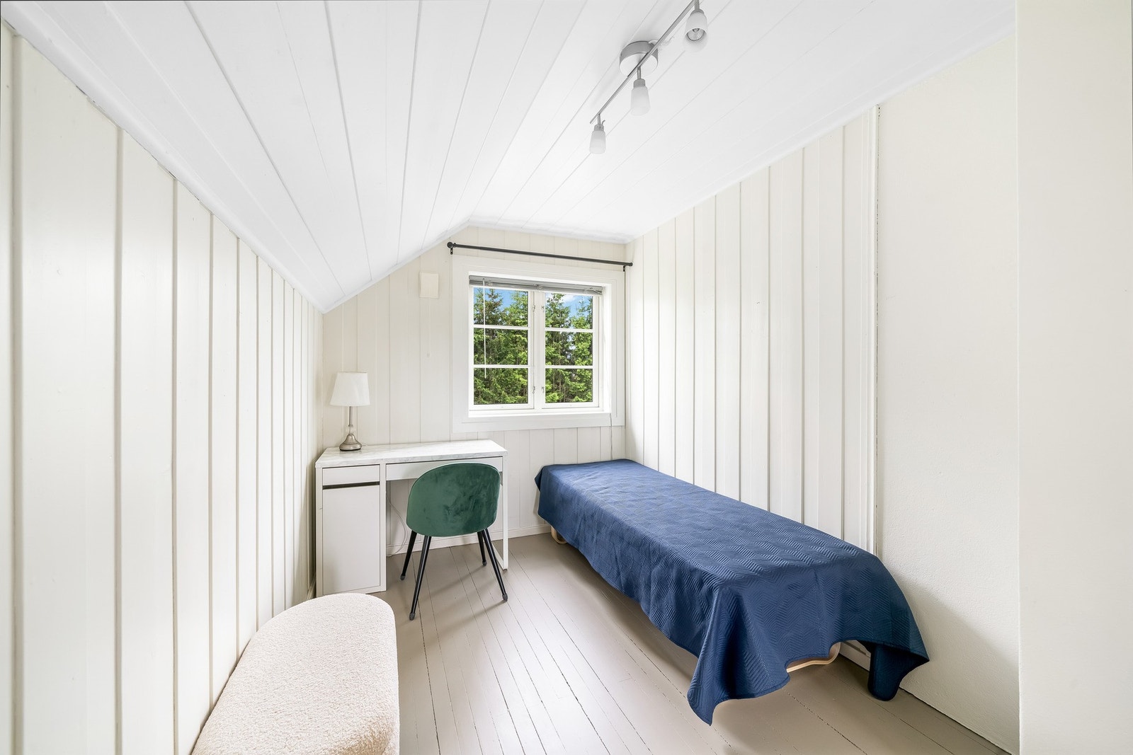 Soverom 2 har oppbevaringsmulighet i kott i kneveggen. Galleribilde