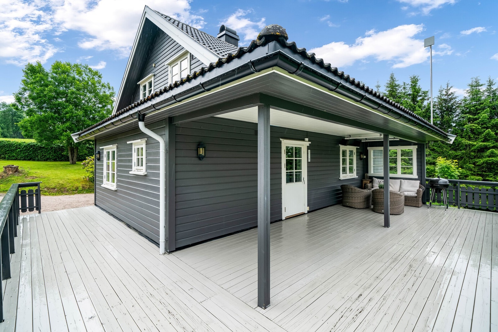 Verandaen på ca. 49 kvm er nord- og vestvendt, samt delvis overbygd. Det er opplyst at byggeår på verandaen er ca. 2005 med fornying i 2010, og verandadør fra 2012. Galleribilde