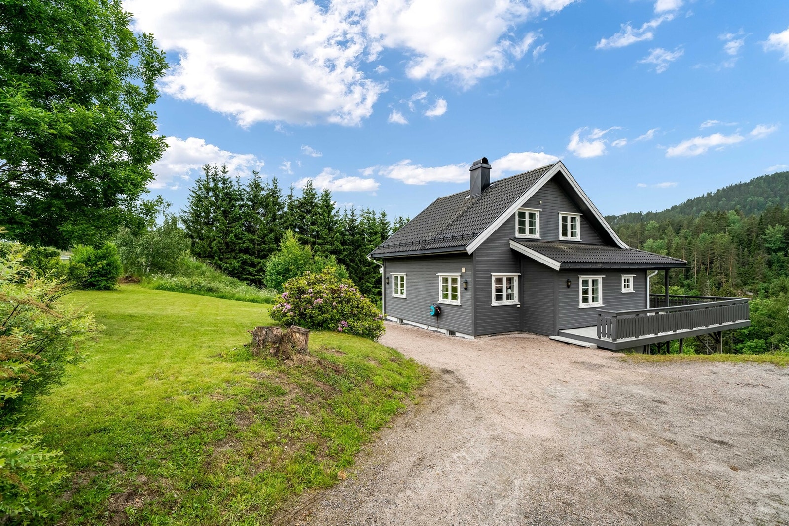 Bolighuset er bygd i 1955 og har hatt forskjellige oppgraderinger gjennom årene. Galleribilde