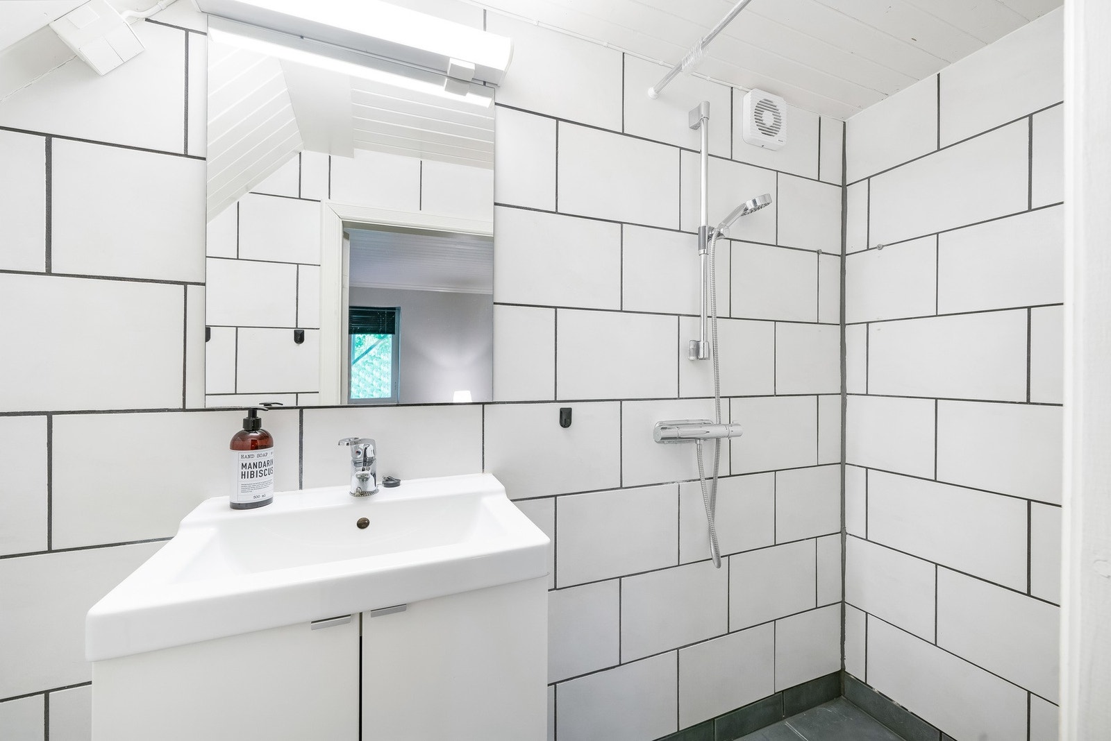 Badet ble bygd ved egeninnsats i omkring 2012. Flislagt gulv med gulvvarme. Vegger med hvit flis og himling med panel. Baderommet har ett vegghengt servantskap med heldekkende servant med ett-greps blandebatteri. Over servanten er det ett speil og lys. Du Galleribilde