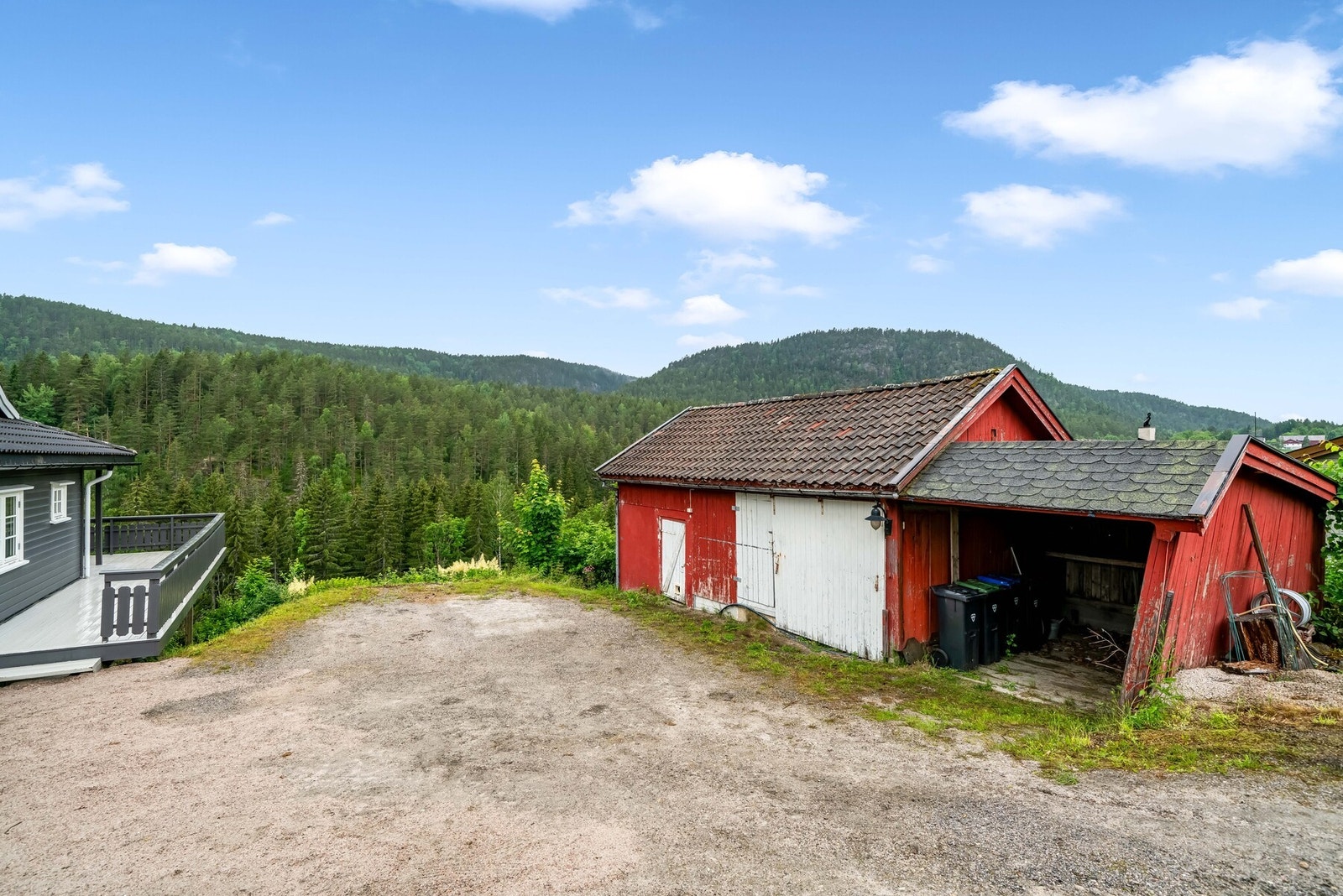 Uthuset er oppført på grunnmur i mur/betong i ukjent årstall. Det ble bygd på i retning øst i 1985. Yttervegger og tak i trekonstruksjoner. Utvendige fasader med stående trekledning. Tak med saltaksform tekket med takstein. Bygget har vesentlig slitasje, Galleribilde