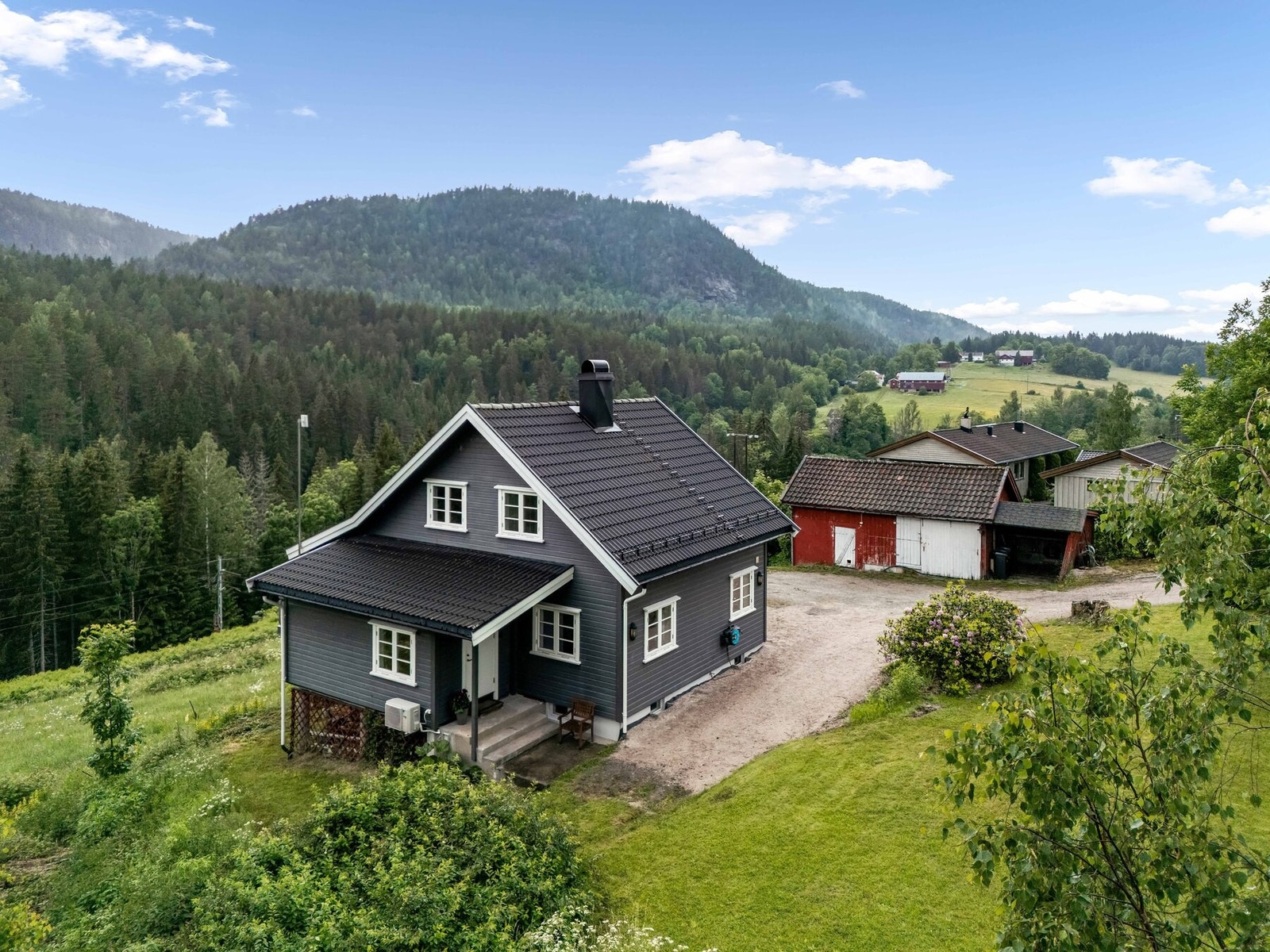 Eiendommen ligger rett utenfor Svenseid med nærmeste sentrum i Lunde ca. 4 km unna. Huset ligger fint til på nedsiden av veien og ovenfor Sørlandsbanen. Galleribilde