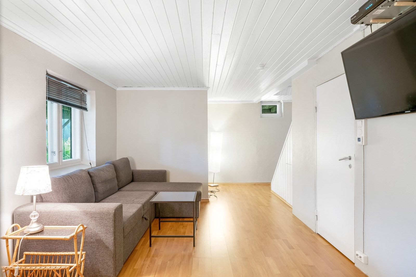Kjellerstue med malt trepanel i taket, malte murvegger og laminatgulv. Kjelleren oppfyller ikke kravene til dagens byggeforskrifter som gjelder for rømning. Deler av kjelleren har takhøyde lavere en 2,2 meter. Galleribilde