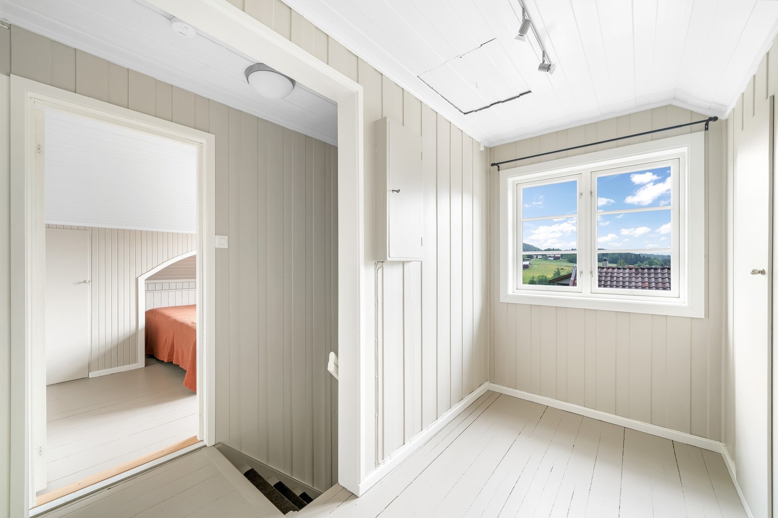Det er tre soverom i boligen plassert i 2. etasjen. Alle rommene har malt heltre gulv, malt trepanel på veggene og i taket. Naturlig ventilasjon med lufteluke i veggen. På hvert av soverommene har de kott i kneveggene. Deler av loftet har takhøyde lavere Galleribilde