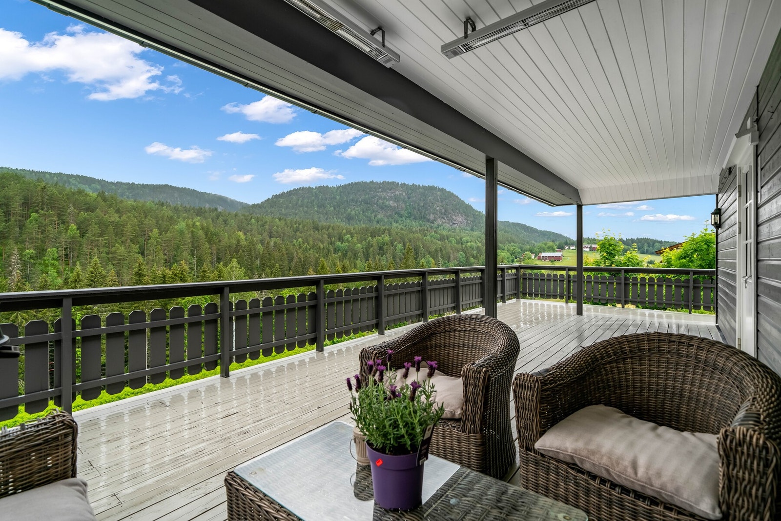 Nydelig uteplass, beskyttet for vær og vind. Varmelamper i taket som gir mulighet for å nyte sommeren langt ut på kvelden. Her har en god plass til utemøbler, solseng og kanskje en grill? Galleribilde