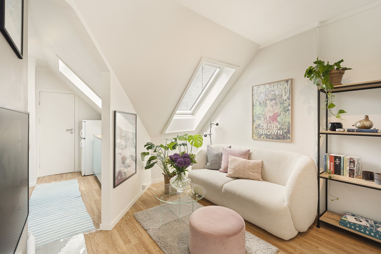 Velkommen inn! Her møtes vi av en åpen stue løsning med et flott laminat gulv. Galleribilde