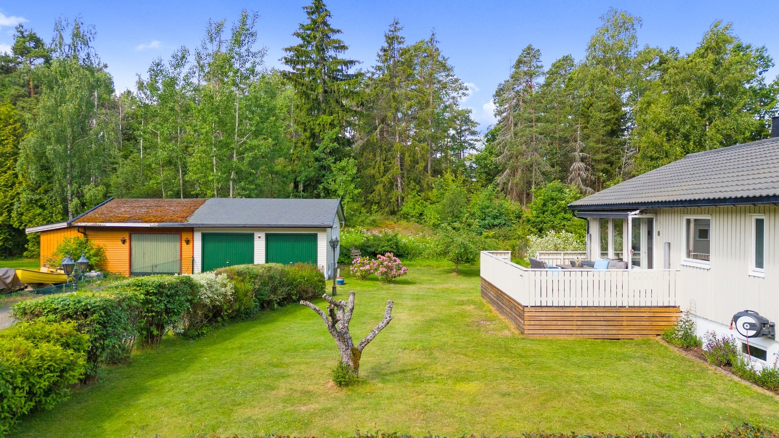 Dobbel garasje og gruslagt innkjørsel. Galleribilde