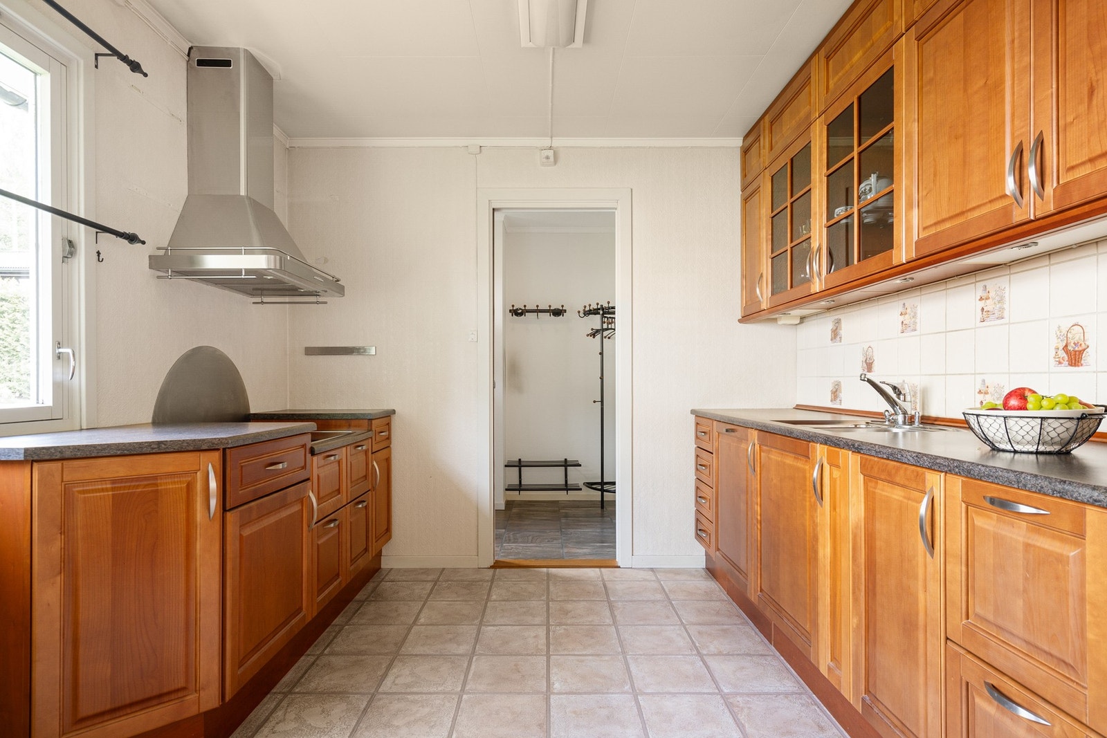 Kjøleskap er frittstående mens komfyr, oppvaskmaskin og platetopp er integrert. Galleribilde