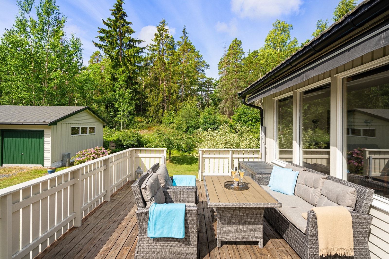 Gode solforhold gjennom dagen og plass til ønsket utemøblement. Galleribilde