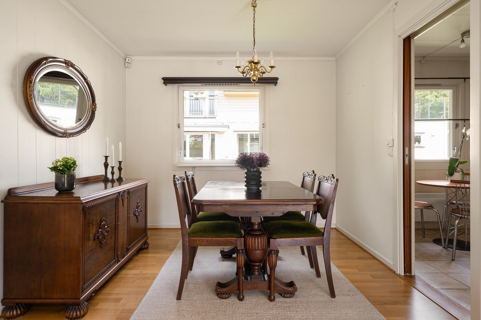 Spisestuen har sin naturlige plassering i tilknytning til kjøkkenet. Galleribilde