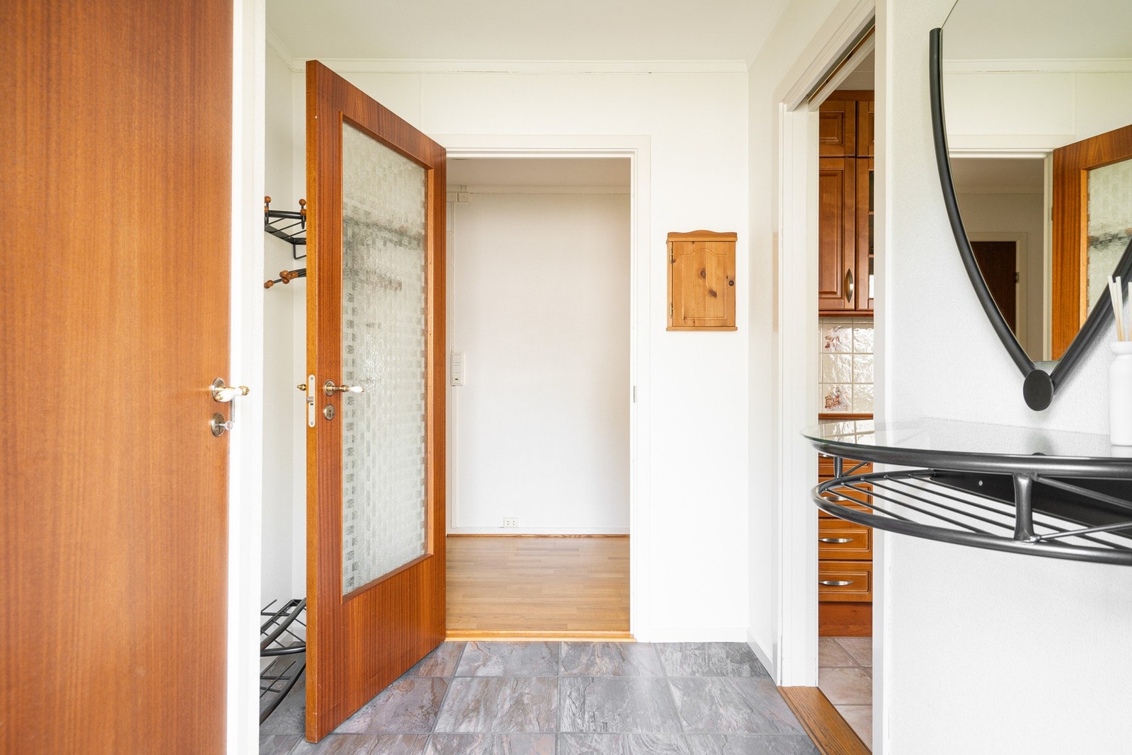 Entré med plass til å henge fra seg yttertøyet. Galleribilde