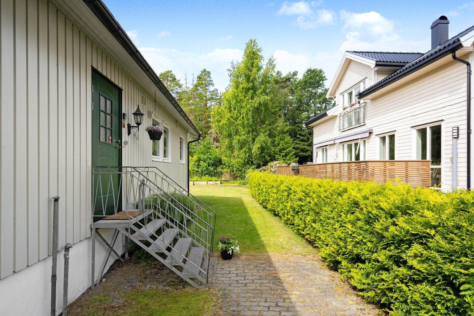 Det er steinlagt sti opp til inngangsparti. Galleribilde