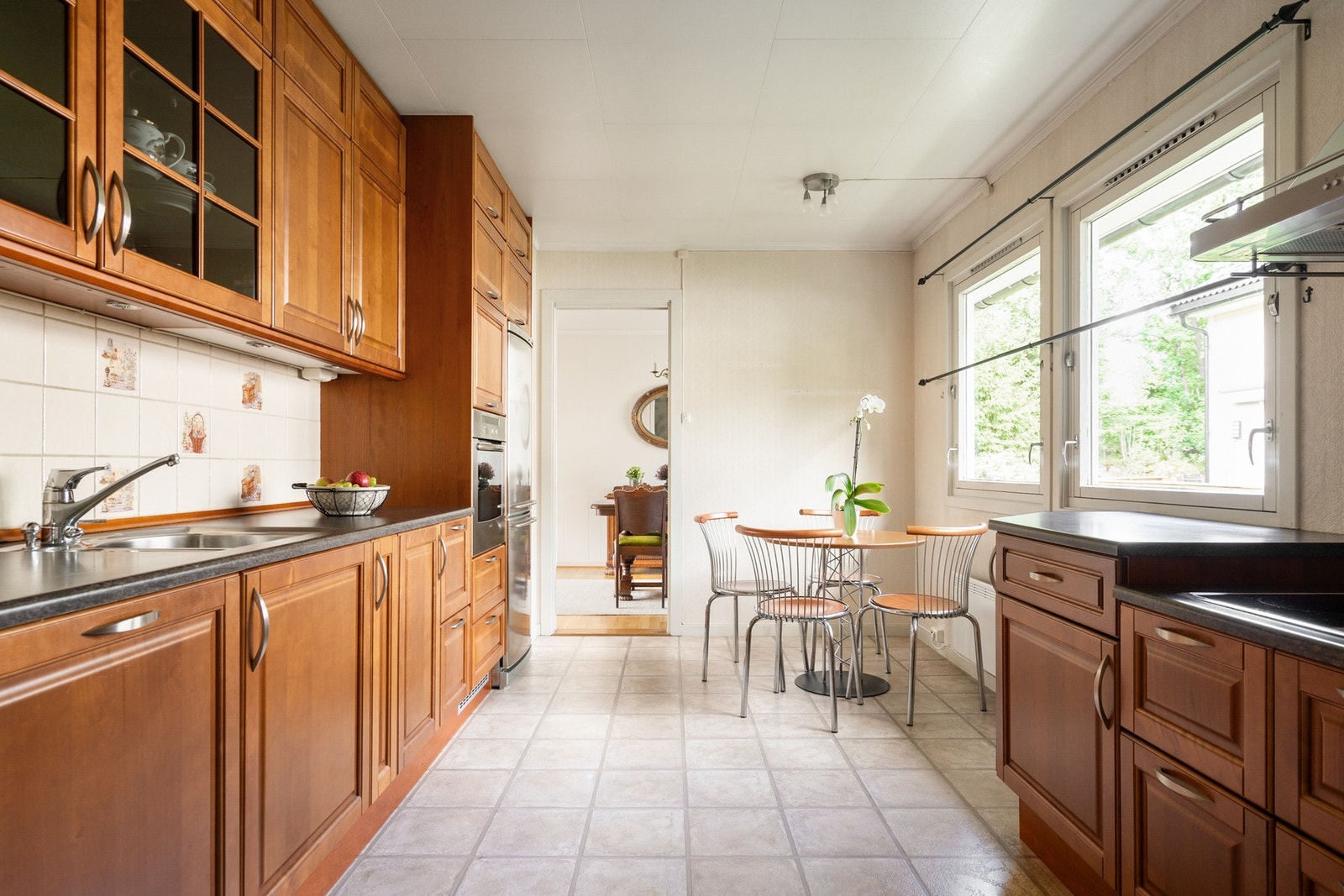 Kjøkkenet er stort og har rikelig skap- og skuffeplass. Galleribilde