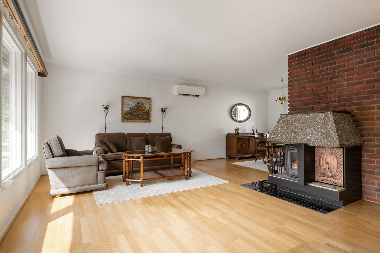 Peis og luft til luft varmepumpe sørger for både varme og godt inneklima. Galleribilde