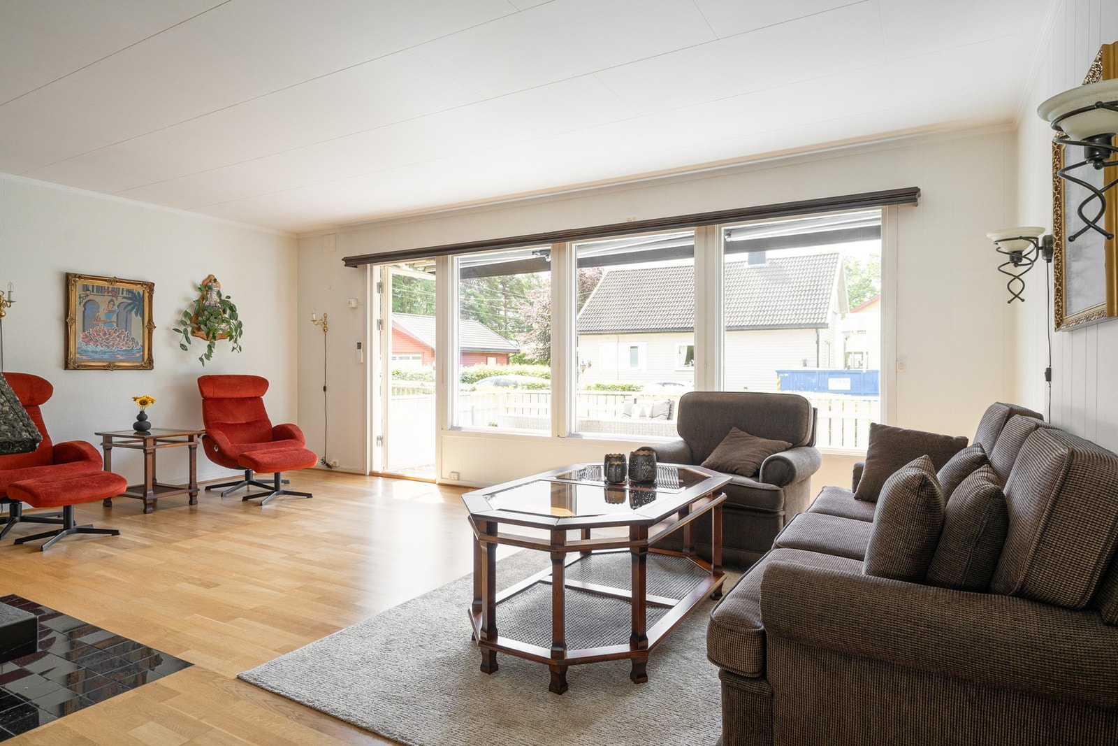 Stuen innredes med stuedel og spisedel. Galleribilde