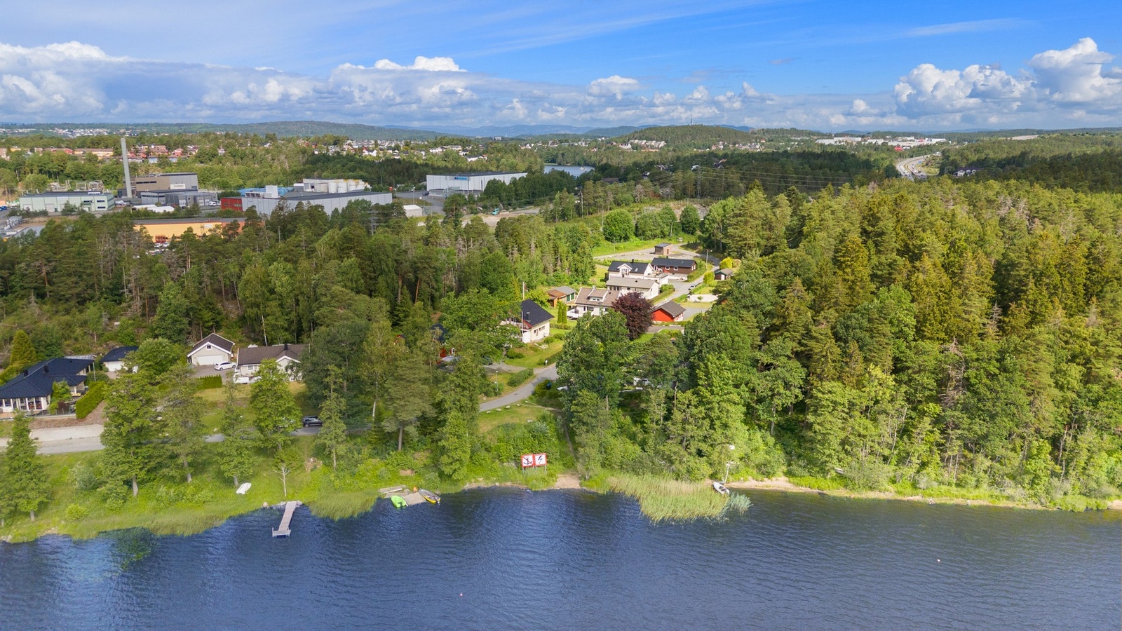 Et steinkast unna finner du Årvollbukta - med bademuligheter og hygge. Galleribilde