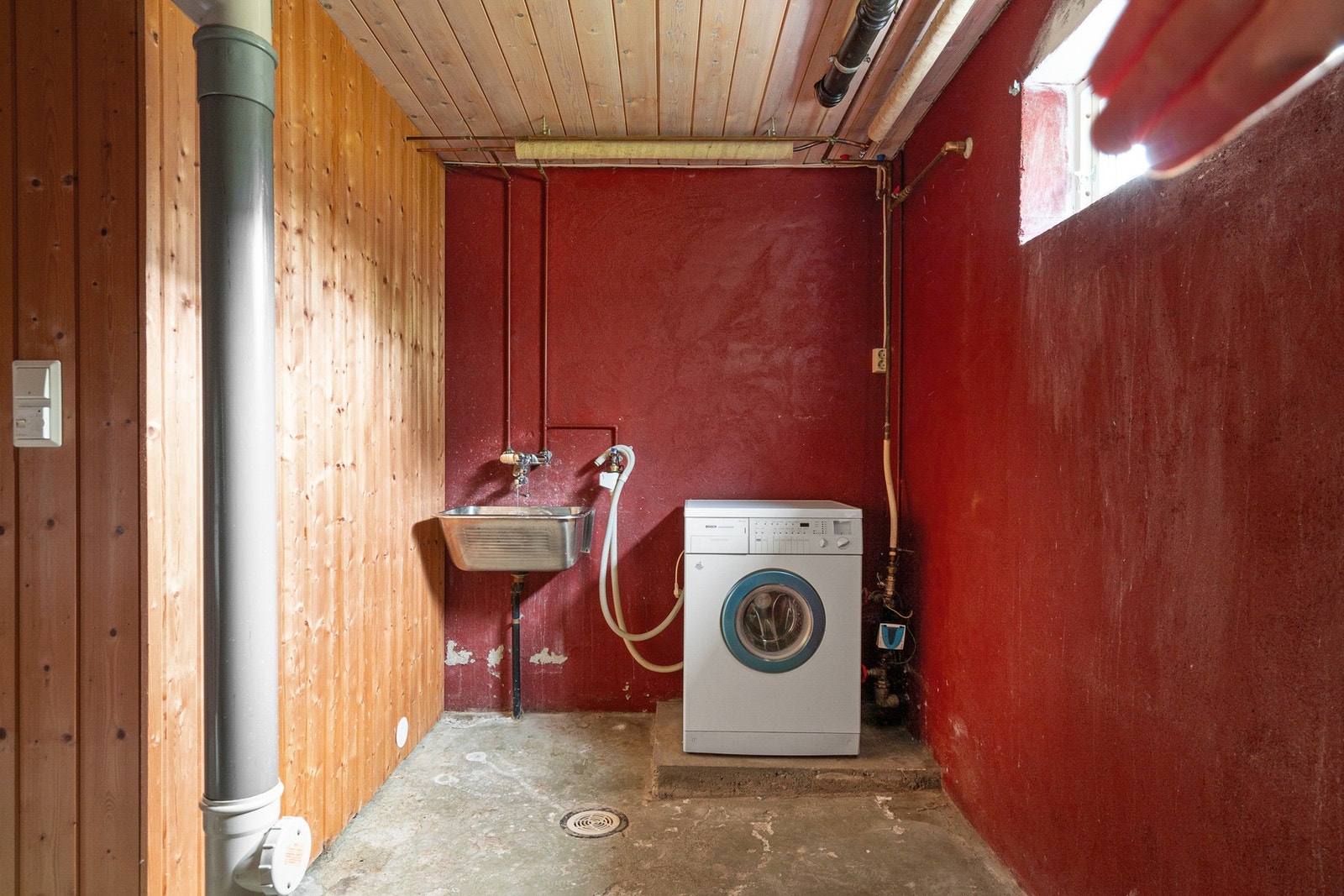 Enkelt innredet med utslagsvask og opplegg for vaskemaskin og tørketrommel. Galleribilde