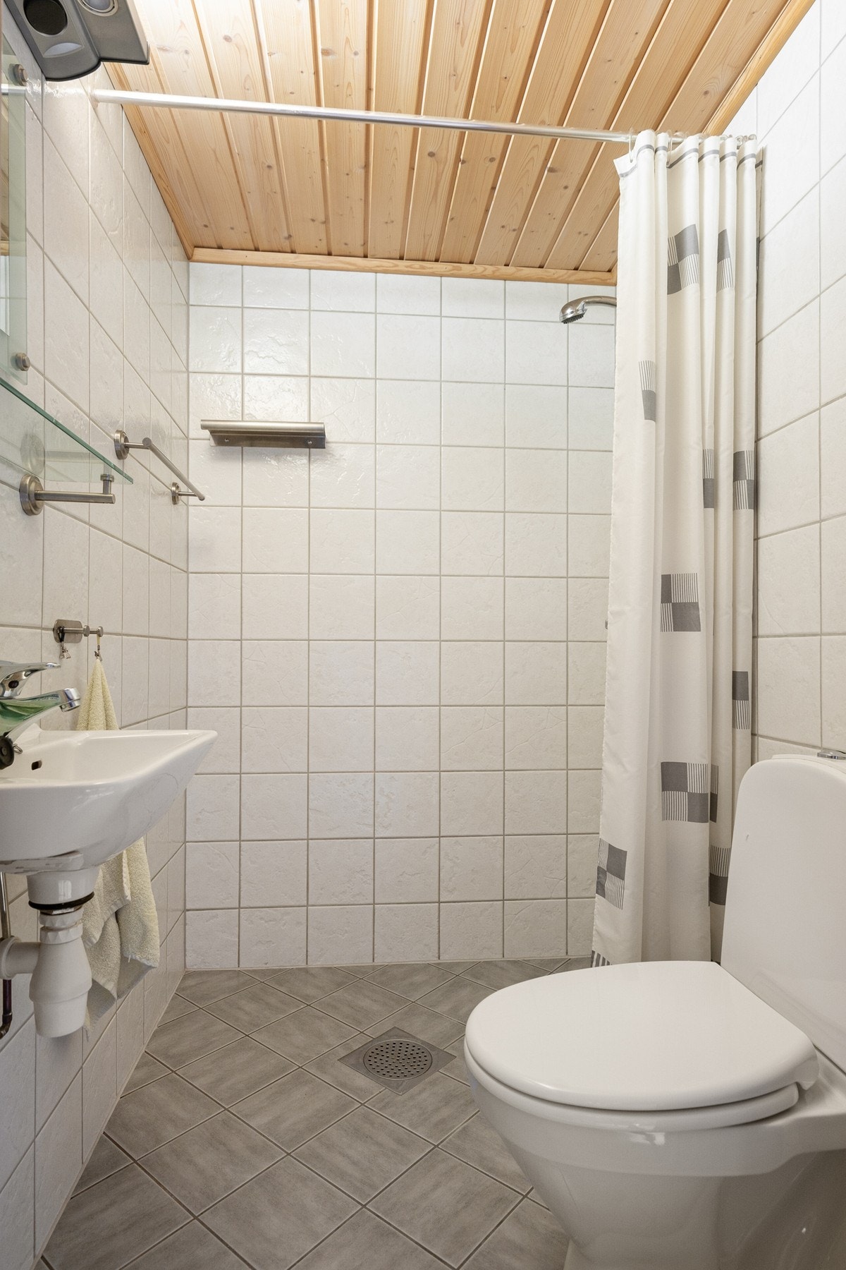 Ytterligere ett bad i kjelleren, også dette med varmekabler. Galleribilde