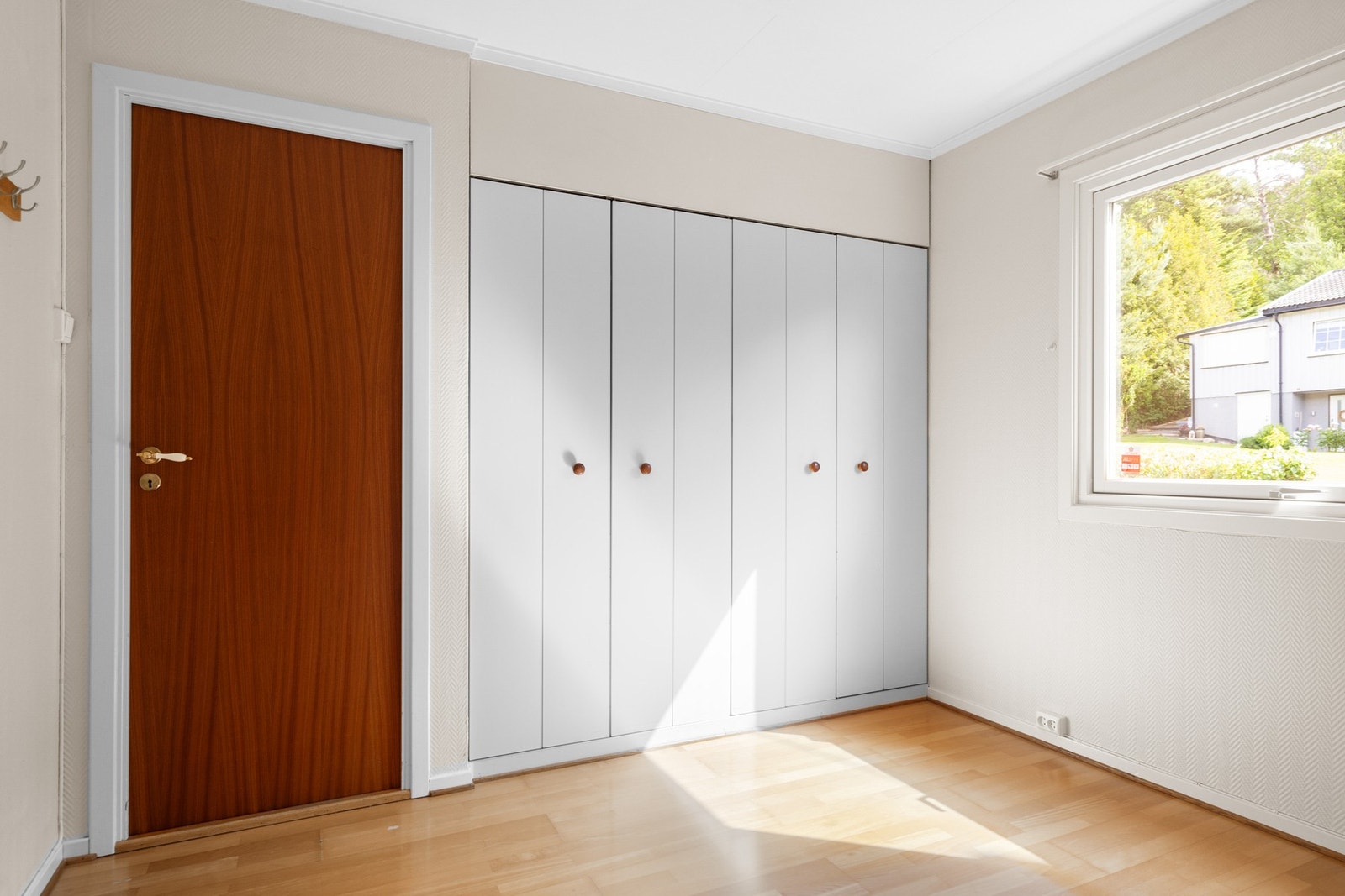 Boligen har totalt tre soverom, to av dem med plassbygd garderobeløsning. Galleribilde