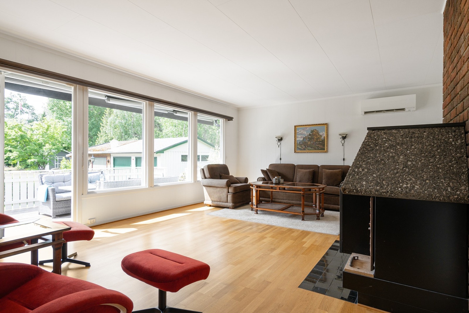 Romslig stue med utgang til stor veranda. Galleribilde