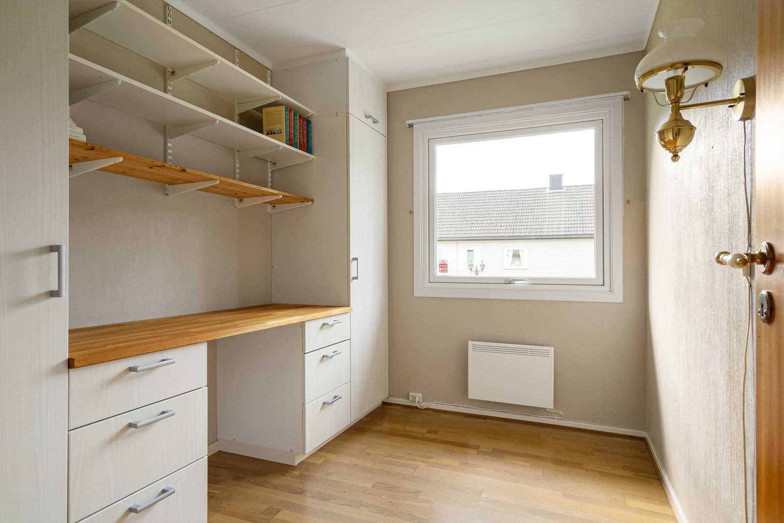 Kontor- og skapinnredning på soverom 2. Galleribilde