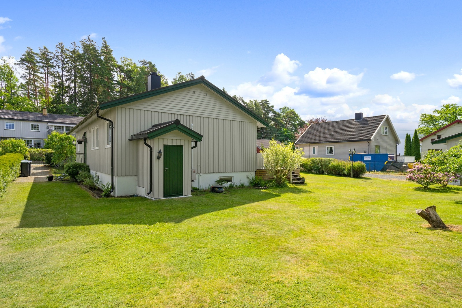 Fra kjelleren er det egen utgang til hage. Galleribilde