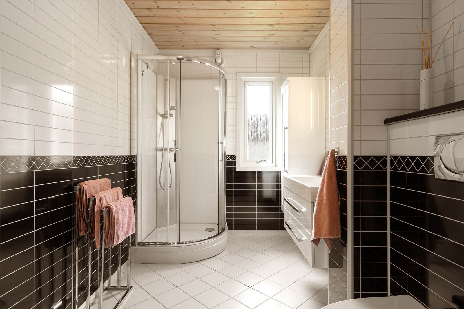 Det flislagte badet er pent innredet og har varmekabler. Galleribilde