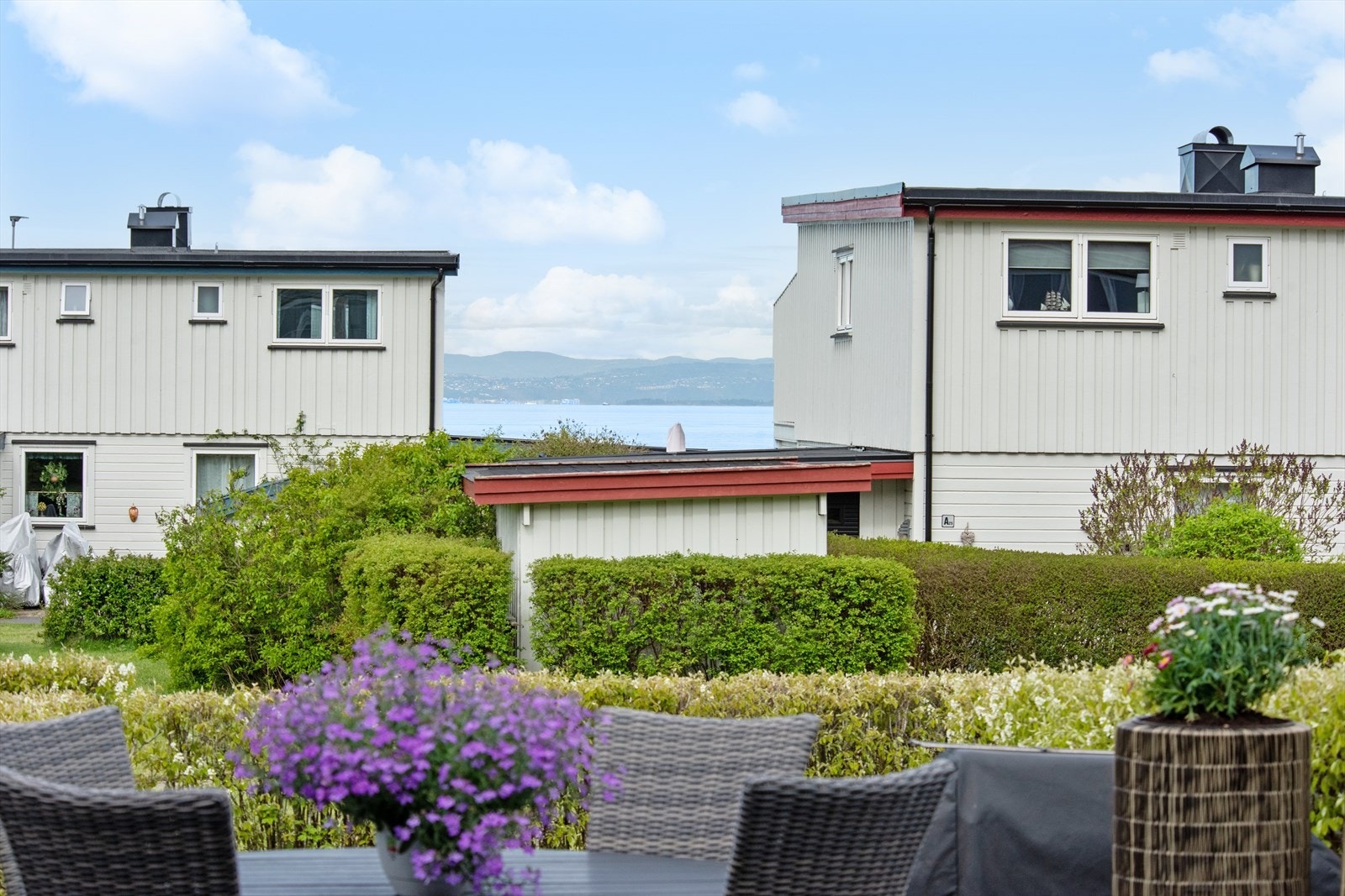 Fra den vestvendte terrassen på ca. 32 m² i 1. etasjen er det både gode solforhold, sjøutsikt og god ro som kan nytes. Galleribilde