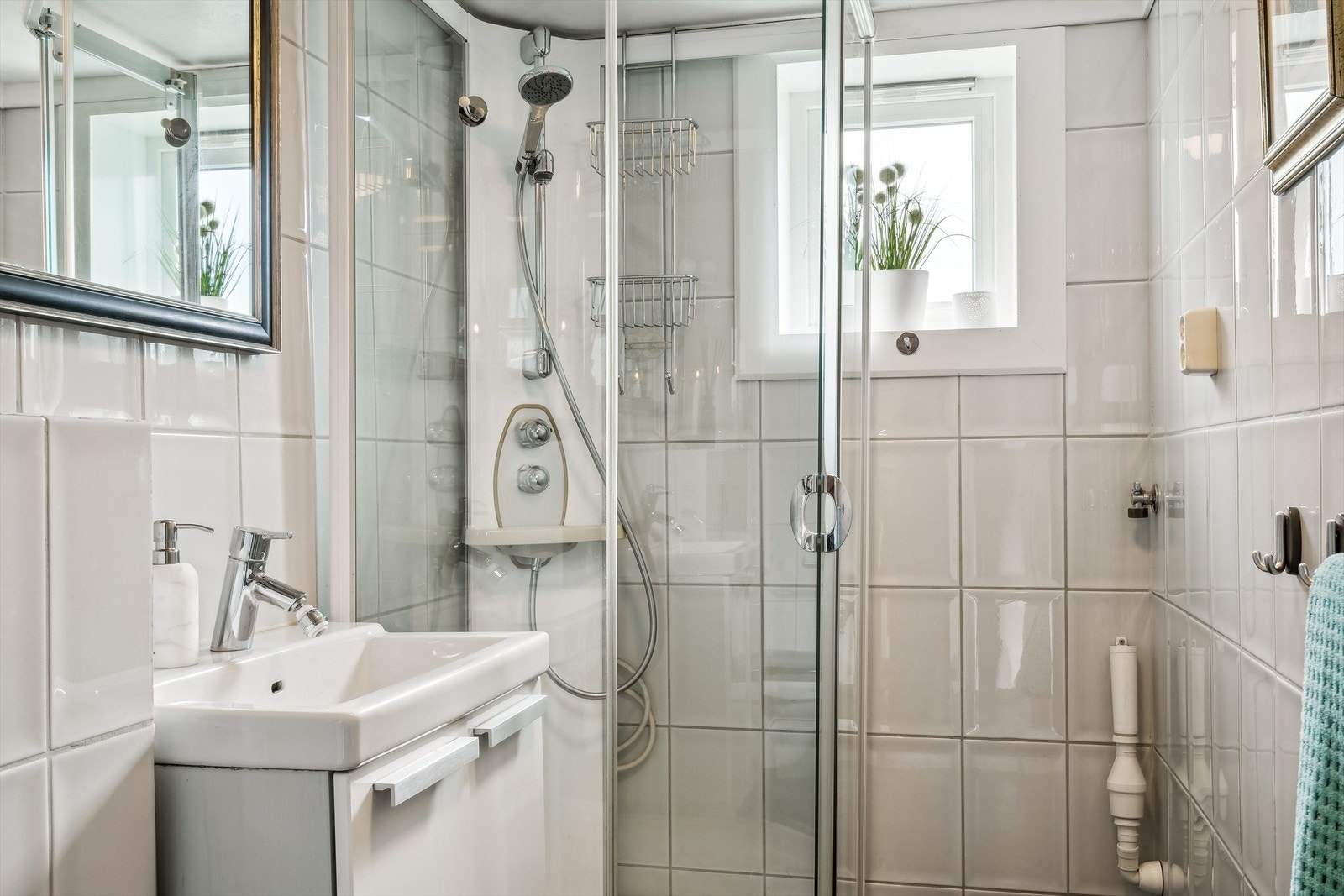Det lyse badet har fliser på både vegger og gulv, samt varmekabler i gulvet. Galleribilde