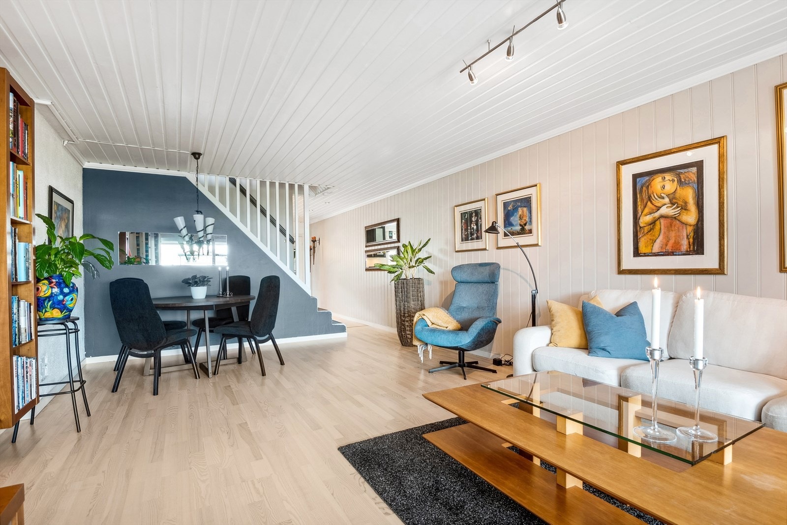 Stuens utforming skaper en naturlig plass også for et trivelig spisebord med god plass til et større selskap. Galleribilde