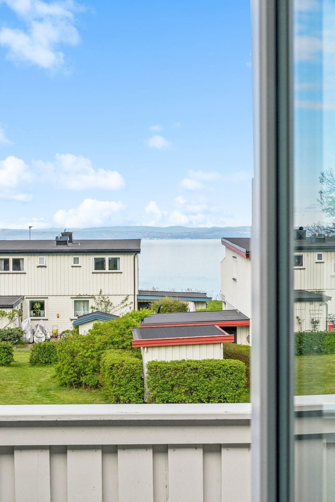 Fra stuen er det utgang til en solrik veranda hvor både ro og utsikt kan nytes. Galleribilde