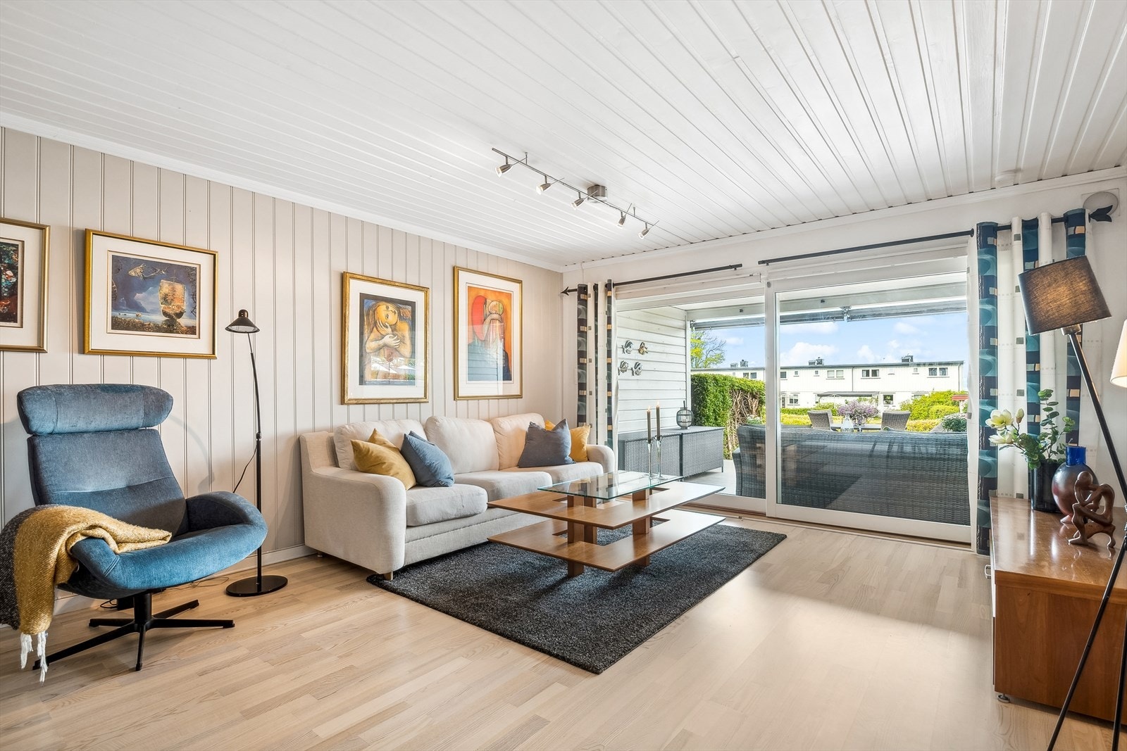 Den flotte stuen har en åpen og god planløsning som gjør det enkelt å innrede etter eget ønske og smak. Galleribilde