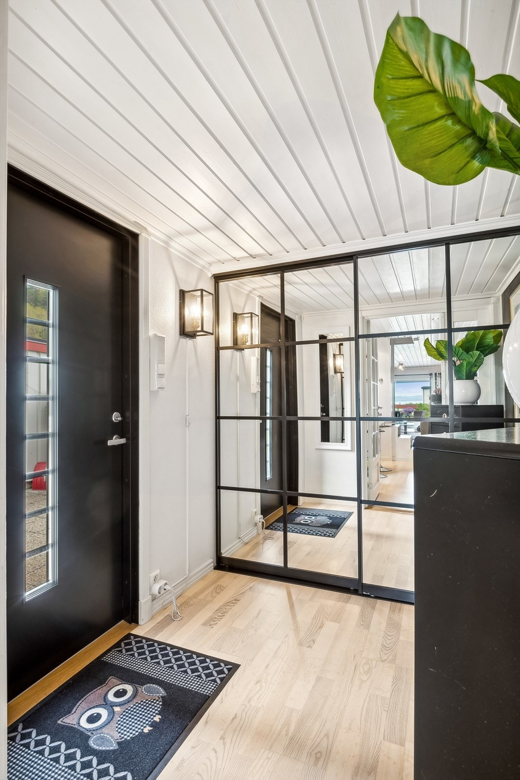 Her ønskes du velkommen inn til en lys og innbydende entré med god plass til å henge fra seg yttertøy og sette fra seg sko i den store skyvedørsgarderoben med speildører. Galleribilde