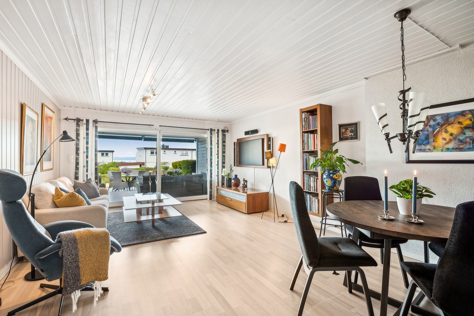 Det er god plass til både en sofa med tilhørende medie- og oppbevaringsmøblement, og de store terrassedørene gir rikelig med naturlig lys i rommet. Galleribilde