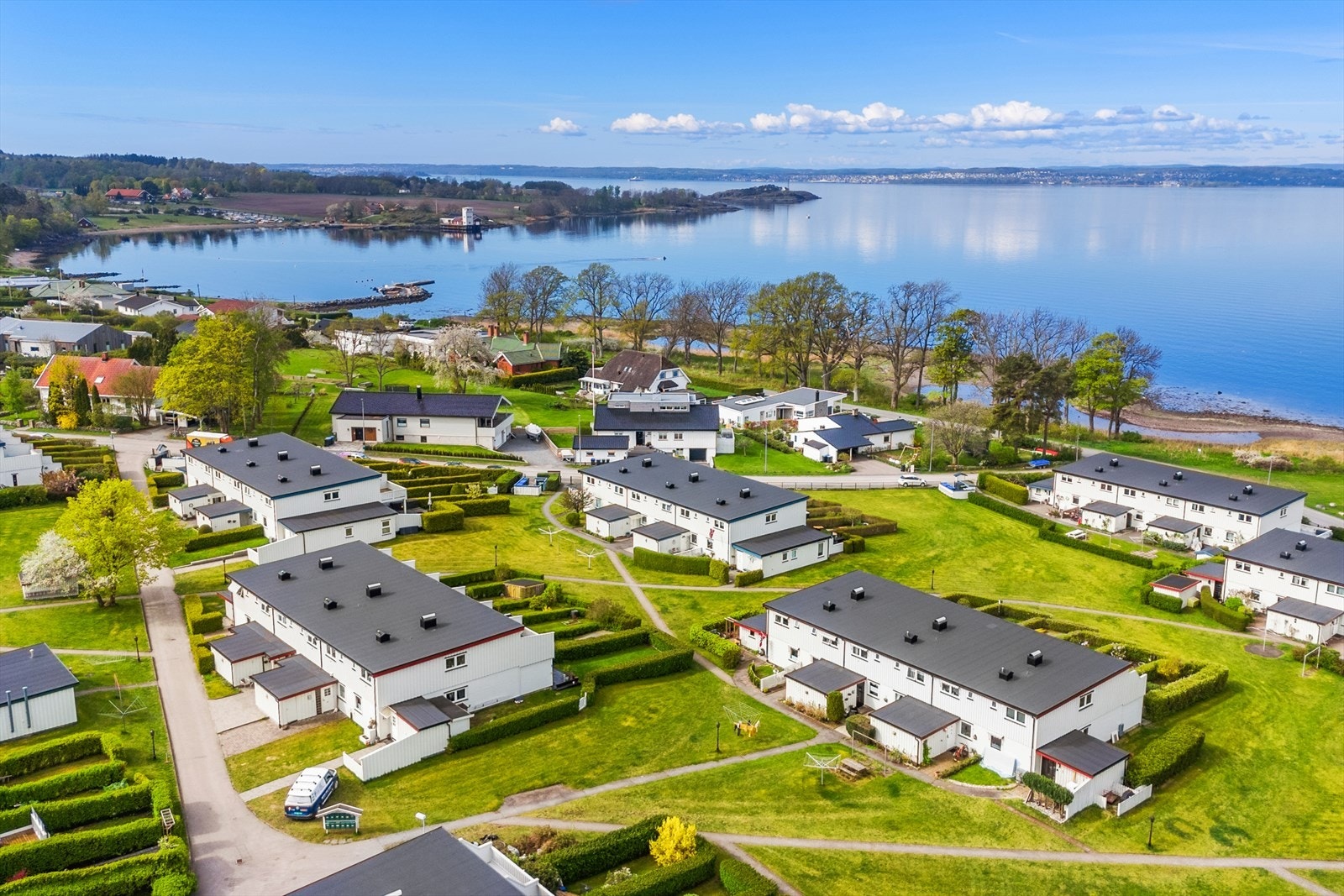 Med kort vei (gangavstand) til både fantastiske badeplasser, turområder, og barnehager/skoler er dette et flott hjem! Galleribilde
