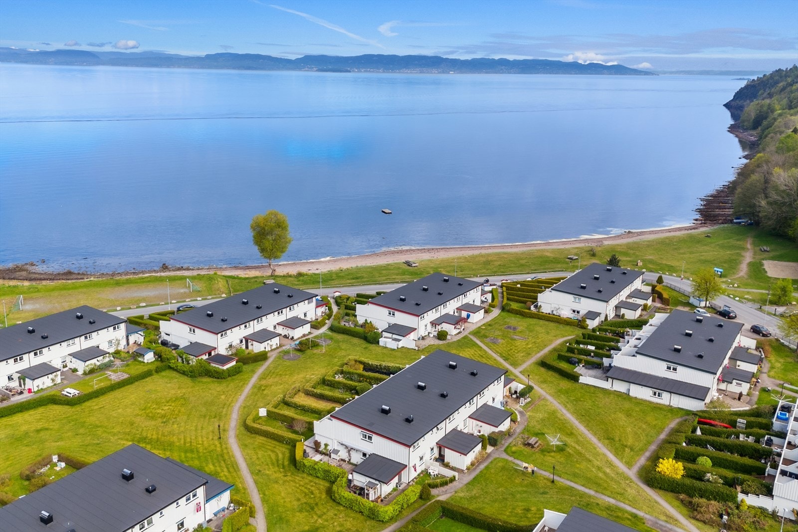 Beliggenheten er meget populær og ligger særdeles barnevennlig til med gangavstand til alt fra badestrand, barnehage, skole, leking og moro. Galleribilde