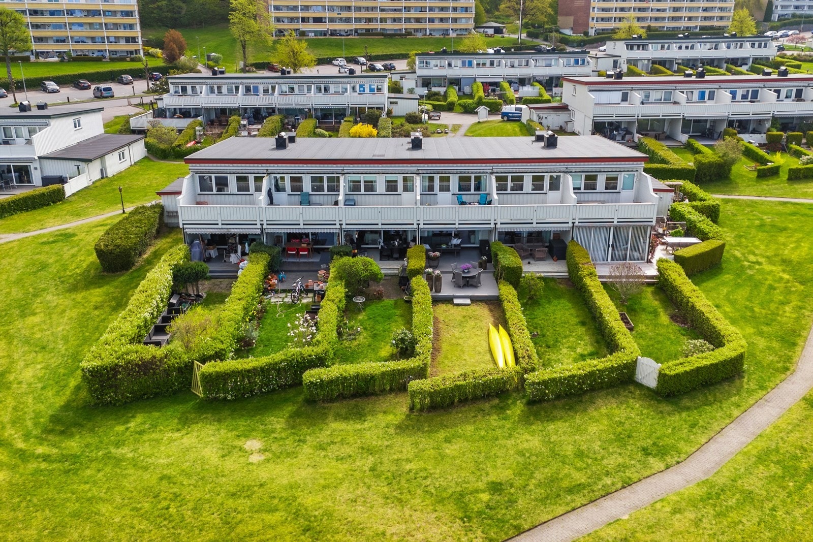 Her får du en god planløsning og et godt bevart hjem med solrike uteområder. Med den pent opparbeidede hagen og de romslige terrassene ligger alt til rette for herlige sommerdager og utelek uansett vær! Galleribilde