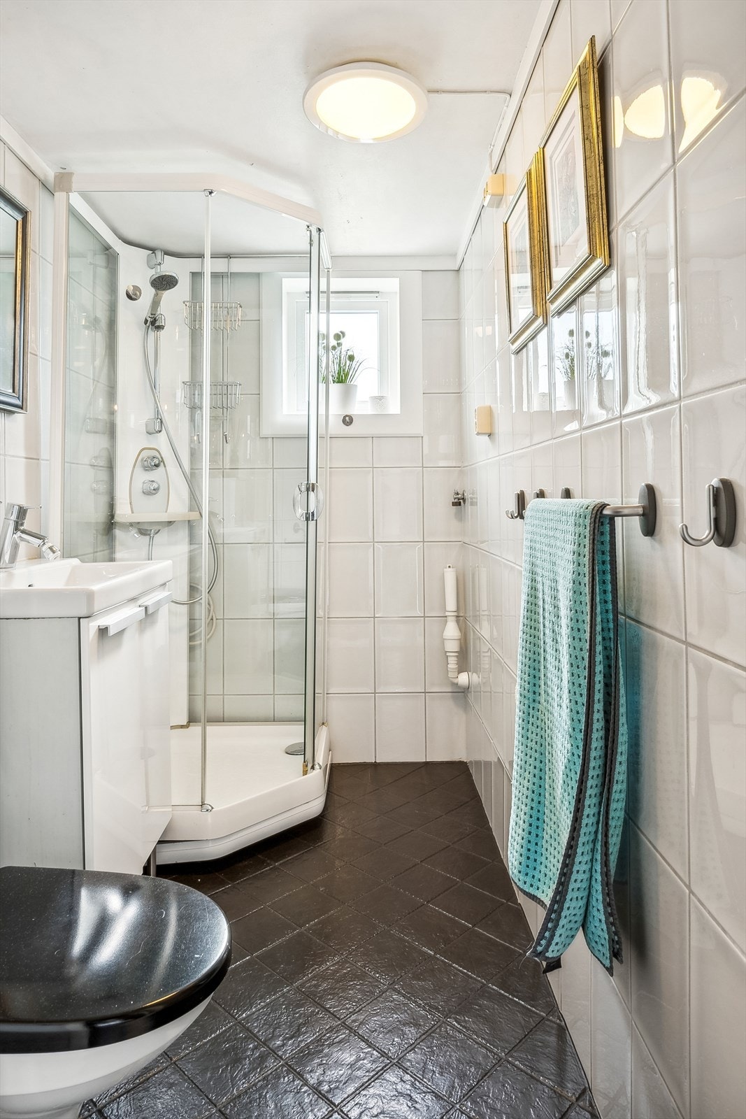 Badet er antatt å være fra ca. 2005. Innredningen består av nedfelt servant, veggfestet toalett, dusjkabinett og opplegg for vaskemaskin. Galleribilde