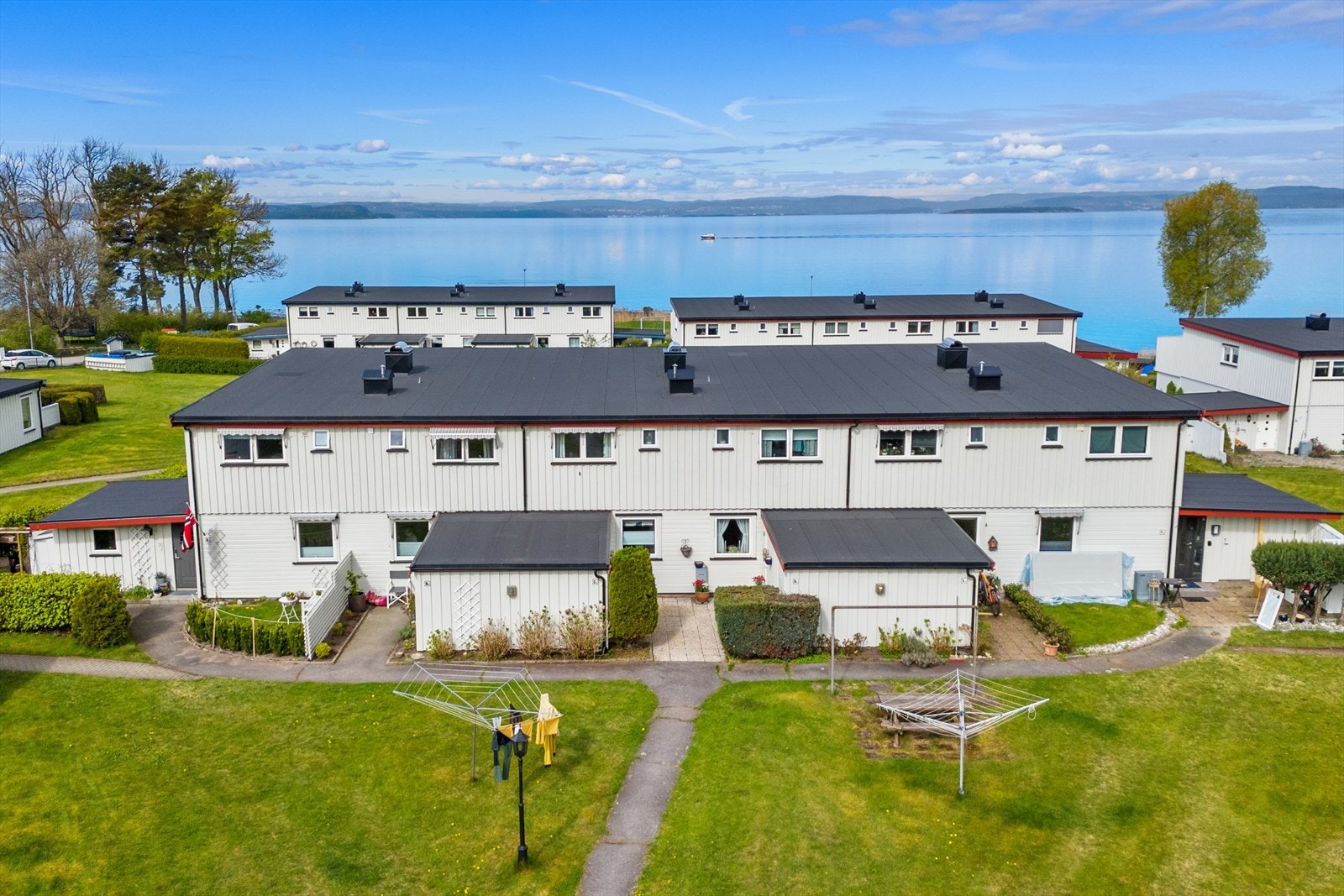 Velkommen til Svaleveien 35C på Jeløy - Et lyst og stilrent rekkehus med god planløsning over 2 plan, og flotte, solrike uteområder i fantastiske omgivelser! Galleribilde